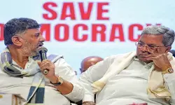 कर्नाटक कांग्रेस में स्टिंग ऑपरेशन से बढ़ी हलचल, सिद्धारमैया और शिवकुमार के बीच फिर बढ़ा तनाव कर्नाटक कांग्रेस में स्टिंग ऑपरेशन से बढ़ी हलचल, सिद्धारमैया और शिवकुमार के बीच फिर बढ़ा तनाव