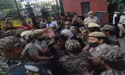 जामिया मिल्लिया इस्लामिया के गेट नंबर 7 पर हंगामा, पुलिस और छात्रों के बीच झड़प; ऑनलाइन हुईं कक्षाएं