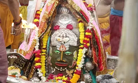 बाबा महाकाल : भस्म आरती में बड़ी संख्या में शामिल हुए श्रद्धालु