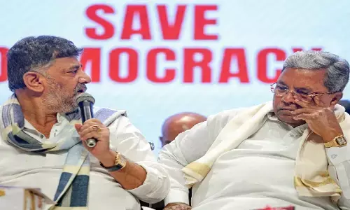 कर्नाटक कांग्रेस में स्टिंग ऑपरेशन से बढ़ी हलचल, सिद्धारमैया और शिवकुमार के बीच फिर बढ़ा तनाव कर्नाटक कांग्रेस में स्टिंग ऑपरेशन से बढ़ी हलचल, सिद्धारमैया और शिवकुमार के बीच फिर बढ़ा तनाव