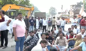 लखनऊ में अवैध चैंबरों पर चला बुलडोजर; विरोध में सड़क पर उतरे वकील, वैकल्पिक व्यवस्था की मांग
