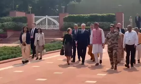 नई दिल्ली: रूस की संसद के अध्यक्ष व्याचेस्लाव वोलोदिन ने राजघाट पहुंचकर महात्मा गांधी को दी श्रद्धांजलि नई दिल्ली: रूस की संसद के अध्यक्ष व्याचेस्लाव वोलोदिन ने राजघाट पहुंचकर महात्मा गांधी को दी श्रद्धांजलि