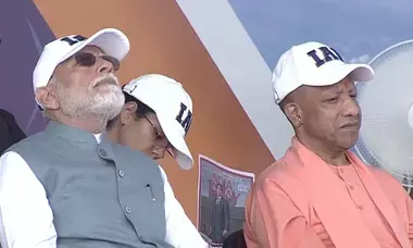 गंगा के ऊपर राफेल की गर्जना, तिरंगे से रंगा आसमान: पीएम मोदी ने वाराणसी के नमो घाट से देखा वायुसेना का अद्भुत शौर्य गंगा के ऊपर राफेल की गर्जना, तिरंगे से रंगा आसमान: पीएम मोदी ने वाराणसी के नमो घाट से देखा वायुसेना का अद्भुत शौर्य