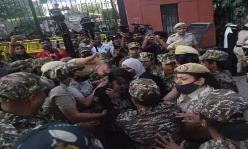 जामिया मिल्लिया इस्लामिया के गेट नंबर 7 पर हंगामा, पुलिस और छात्रों के बीच झड़प; ऑनलाइन हुईं कक्षाएं जामिया मिल्लिया इस्लामिया के गेट नंबर 7 पर हंगामा, पुलिस और छात्रों के बीच झड़प; ऑनलाइन हुईं कक्षाएं