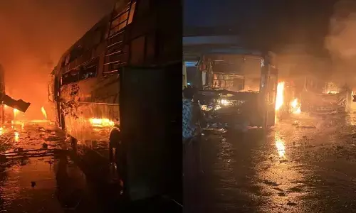 भोपाल ISBT में भीषण आग, निजी ट्रेवल्स की 7 बसें जलकर खाक, यात्रियों के ट्रिप रद्द भोपाल ISBT में भीषण आग, निजी ट्रेवल्स की 7 बसें जलकर खाक, यात्रियों के ट्रिप रद्द