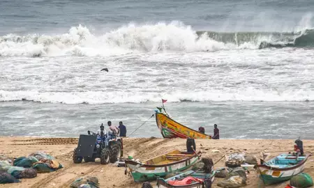आंध्र प्रदेश तट की ओर बढ़ रहा भीषण चक्रवात, आईएमडी ने जारी किया अलर्ट
