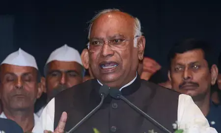 पीएम मोदी के पिता पर टिप्पणी को लेकर खड़गे के खिलाफ पटना में शिकायत दर्ज पीएम मोदी के पिता पर टिप्पणी को लेकर खड़गे के खिलाफ पटना में शिकायत दर्ज