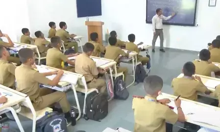 गुजरात का अनोखा स्कूल, पढ़ाई के साथ पुलिस और अर्द्धसैनिक बलों में करियर की भी तैयारी