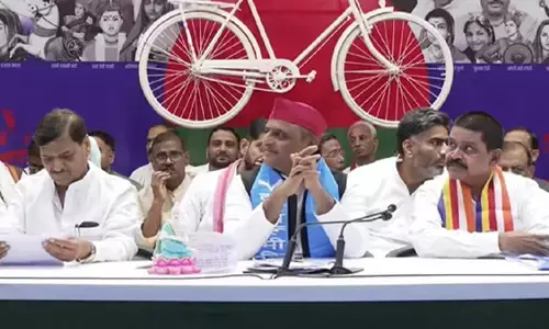UP: अखिलेश यादव का दावा- नए साथियों के आने से पूरब से पश्चिम तक मची हलचल, सपा की जीत होगी बड़ी UP: अखिलेश यादव का दावा- नए साथियों के आने से पूरब से पश्चिम तक मची हलचल, सपा की जीत होगी बड़ी