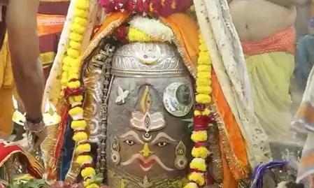 त्रिपुंड और पुष्पमाला धारण कर बाबा महाकाल का भव्य शृंगार त्रिपुंड और पुष्पमाला धारण कर बाबा महाकाल का भव्य शृंगार