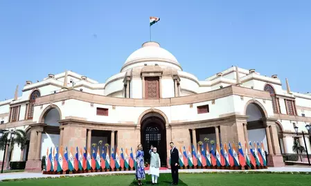 हैदराबाद हाउस में PM मोदी और लिकटेंस्टाइन के प्रिंस एलोइस की द्विपक्षीय वार्ता, व्यापार और तकनीक में सहयोग बढ़ाने पर जोर हैदराबाद हाउस में PM मोदी और लिकटेंस्टाइन के प्रिंस एलोइस की द्विपक्षीय वार्ता, व्यापार और तकनीक में सहयोग बढ़ाने पर जोर