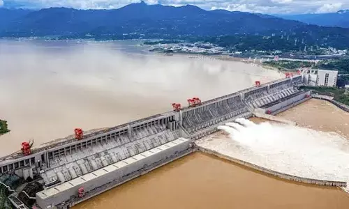 चीन के सबसे बड़े बांध पर मंडराया खतरा! ब्रह्मपुत्र में बढ़ सकता है बाढ़ का जोखिम, भूकंप की भी आशंका चीन के सबसे बड़े बांध पर मंडराया खतरा! ब्रह्मपुत्र में बढ़ सकता है बाढ़ का जोखिम, भूकंप की भी आशंका