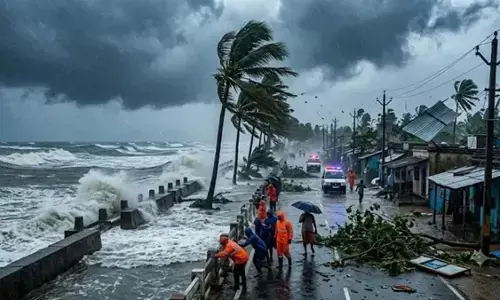 तूफान अर्णब की दस्तक से कांपा आंध्र प्रदेश, तेज हवाओं और बारिश ने बढ़ाई मुश्किलें