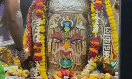 राम नाम के बेल पत्र और चंदन से बाबा महाकाल का भव्य शृंगार
