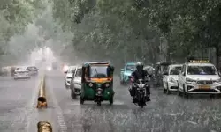 दिल्ली-NCR में बारिश का धमाका! तेज हवाओं ने बढ़ाई ठंड, मौसम हुआ सुहाना दिल्ली-NCR में बारिश का धमाका! तेज हवाओं ने बढ़ाई ठंड, मौसम हुआ सुहाना