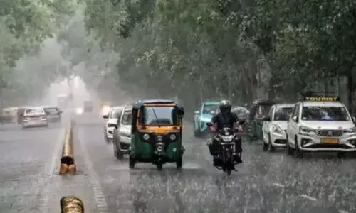 दिल्ली-NCR में बारिश का धमाका! तेज हवाओं ने बढ़ाई ठंड, मौसम हुआ सुहाना दिल्ली-NCR में बारिश का धमाका! तेज हवाओं ने बढ़ाई ठंड, मौसम हुआ सुहाना