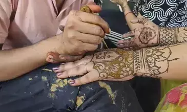 करवा चौथ पर बाराबंकी के बाजारों में उमड़ी महिलाओं की भीड़ करवा चौथ पर बाराबंकी के बाजारों में उमड़ी महिलाओं की भीड़