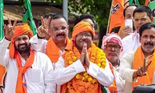 वाराणसी में भाजपा को दोहरा झटका, केदारनाथ सिंह ने मानी हार, एमएलसी स्नातक सीट पर सपा की बढ़त
