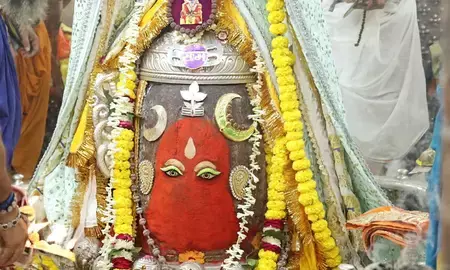 रजत चंद्र-त्रिशूल और मुकुट से सजे बाबा महाकाल