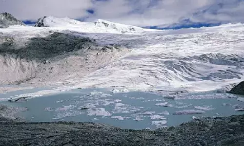भूटान में ग्लेशियर झील फटने से मची तबाही: भारत में बढ़ा खतरा, पश्चिम बंगाल और असम में अलर्ट जारी