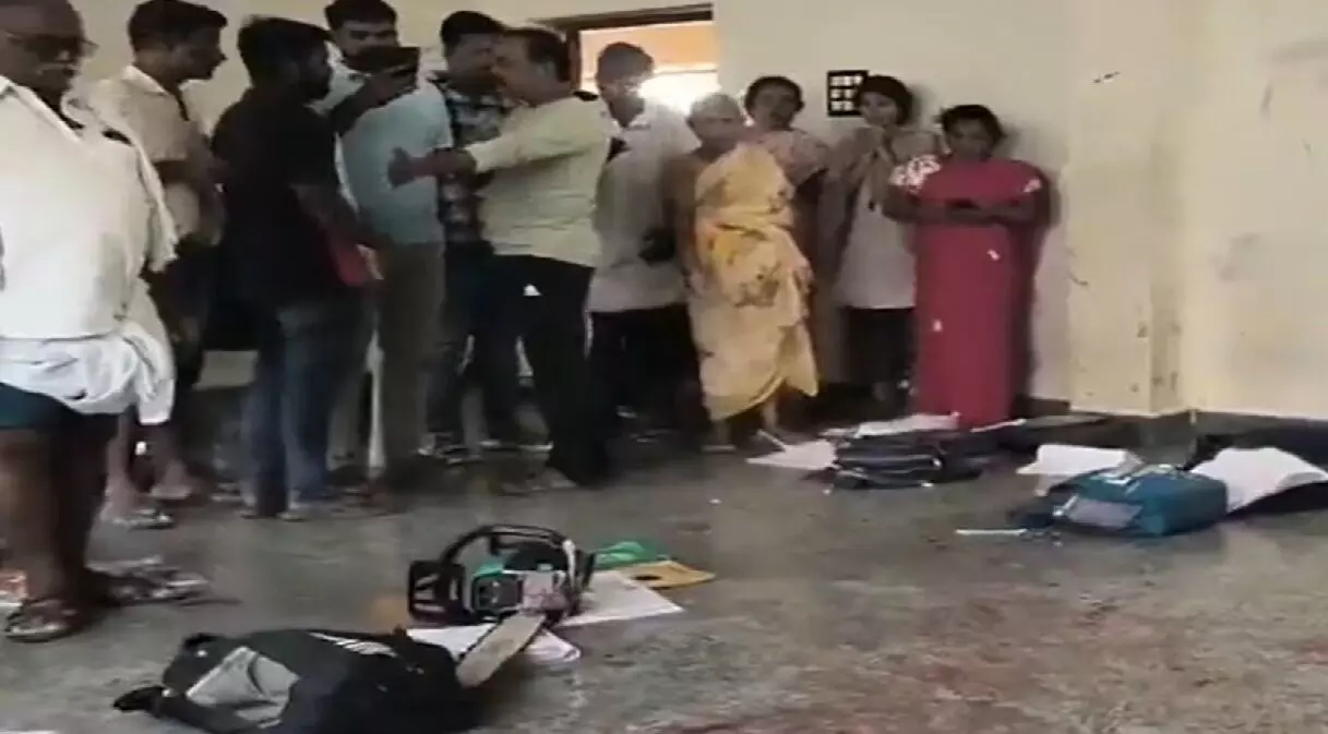 आंध्र प्रदेश: स्कूल की क्लास में आरी लेकर घुसा हमलावर, 10वीं की छात्रा पर किया जानलेवा हमला; बचाने आई सहेली भी घायल आंध्र प्रदेश: स्कूल की क्लास में आरी लेकर घुसा हमलावर, 10वीं की छात्रा पर किया जानलेवा हमला; बचाने आई सहेली भी घायल