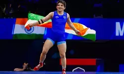 धवन ने मनीषा को ऐतिहासिक स्वर्ण पदक जीतने पर दी बधाई धवन ने मनीषा को ऐतिहासिक स्वर्ण पदक जीतने पर दी बधाई