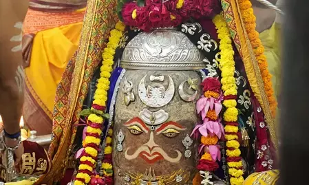 बाबा महाकाल का चंदन से विशेष शृंगार बाबा महाकाल का चंदन से विशेष शृंगार