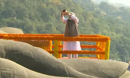 राष्ट्रीय एकता दिवस: PM मोदी ने स्टैच्यू ऑफ यूनिटी पर सरदार पटेल को अर्पित की पुष्पांजलि, एकता नगर के लिए ₹400 करोड़ से अधिक की योजनाओं का किया शुभारंभ राष्ट्रीय एकता दिवस: PM मोदी ने स्टैच्यू ऑफ यूनिटी पर सरदार पटेल को अर्पित की पुष्पांजलि, एकता नगर के लिए ₹400 करोड़ से अधिक की योजनाओं का किया शुभारंभ