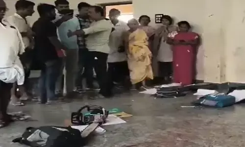 आंध्र प्रदेश: स्कूल की क्लास में आरी लेकर घुसा हमलावर, 10वीं की छात्रा पर किया जानलेवा हमला; बचाने आई सहेली भी घायल आंध्र प्रदेश: स्कूल की क्लास में आरी लेकर घुसा हमलावर, 10वीं की छात्रा पर किया जानलेवा हमला; बचाने आई सहेली भी घायल