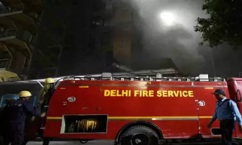 दिल्ली की जूता फैक्ट्री में भीषण आग, 4 लोगों की मौत; दो की हालत गंभीर दिल्ली की जूता फैक्ट्री में भीषण आग, 4 लोगों की मौत; दो की हालत गंभीर